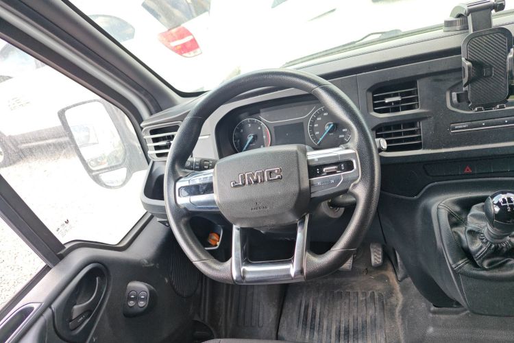 江铃福顺 2022款 2.0T 手动厢式运输车中轴中高顶3座中控内饰13