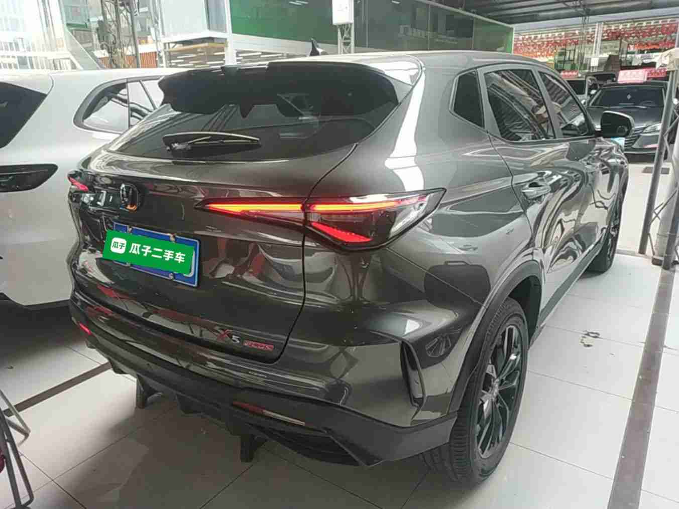 车辆右后45度外观展示