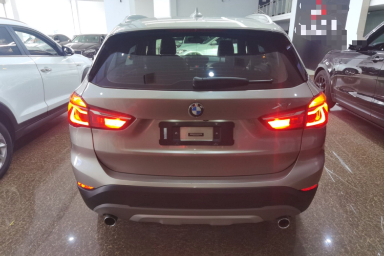 宝马X1 2018款 xDrive20Li 尊享型车身外观6