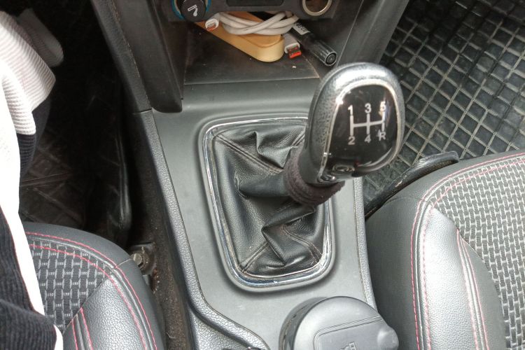 奇瑞 瑞虎3 2016款 1.6L 手动智尚版中控内饰18