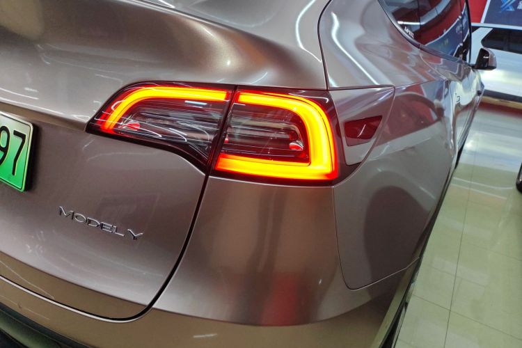 特斯拉 Model Y 2022款 改款 后轮驱动版车身外观9