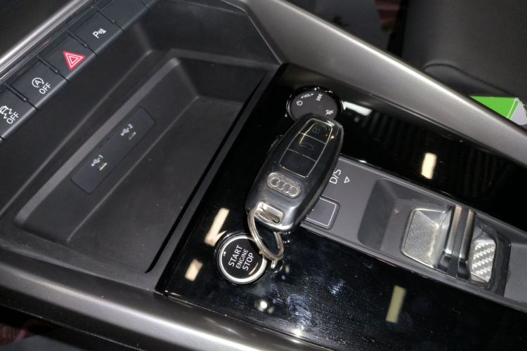 奥迪A3 2024款 A3L Limousine 35 TFSI 时尚运动型中控内饰11