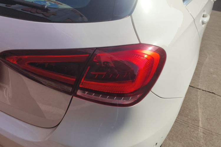 奔驰A级(进口) 2019款 A 200 动感型车身外观9