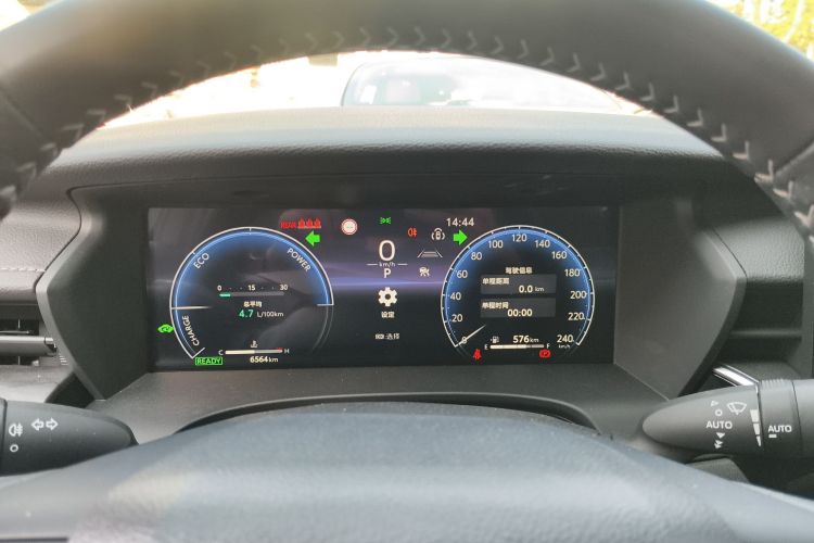 丰田 凯美瑞 2024款  双擎 2.0HG 尊贵版中控内饰14