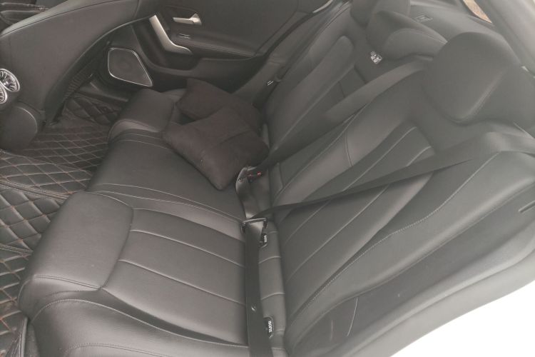 奔驰A级 2021款 A 180 L 运动轿车中控内饰21