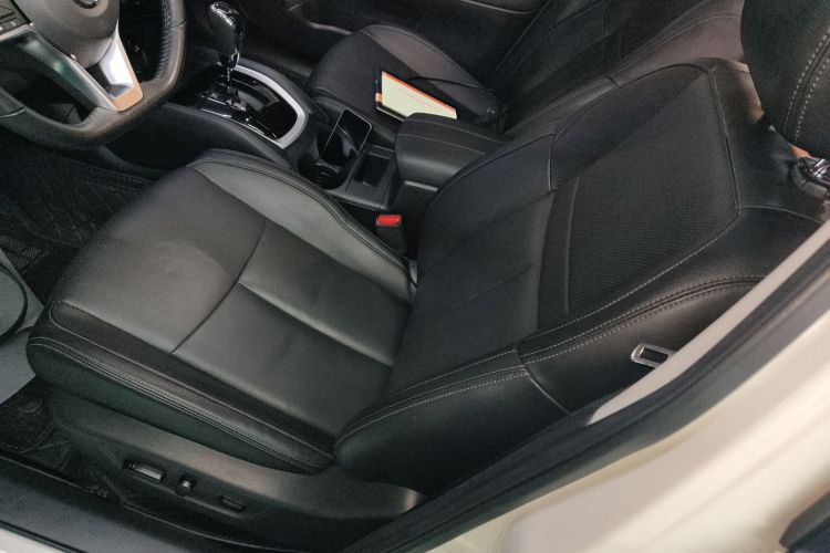 日产 奇骏 2023款 经典 2.0L 两驱智联臻享版中控内饰19