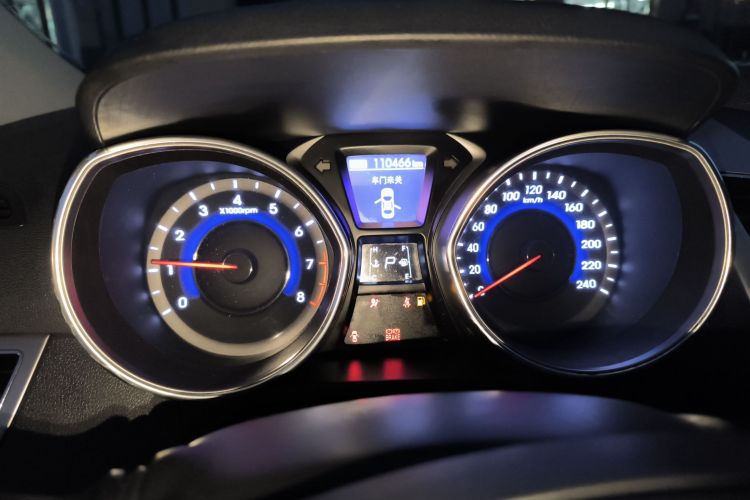 现代 朗动 2012款 1.6L 自动尊贵型中控内饰14