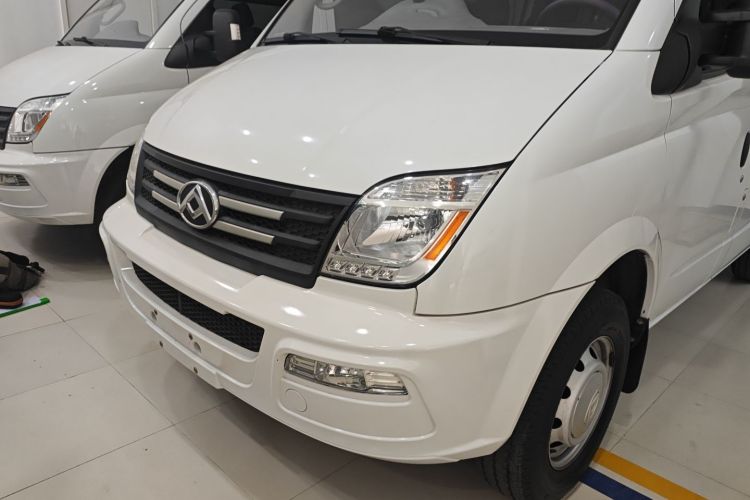 上汽大通MAXUS 新途V80 2023款 2.0T AMT经典傲运通短轴中顶5/6座局部细节36