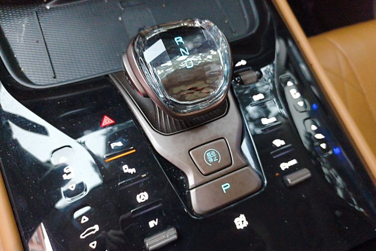 腾势D9 2022款 DM-i 1040 尊贵型中控内饰18