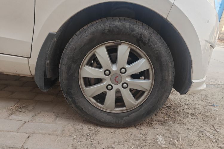 五菱汽车 五菱宏光 2016款 1.5L S舒适型车身外观10