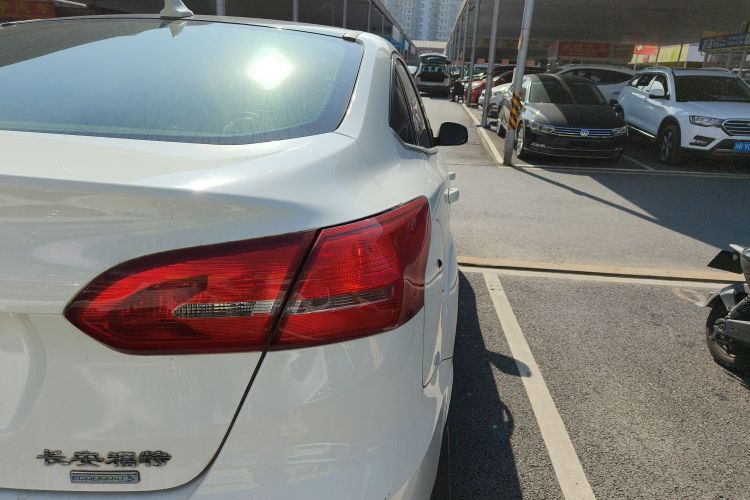 福特 福克斯 2017款 三厢 EcoBoost 180 自动精英型车身外观9