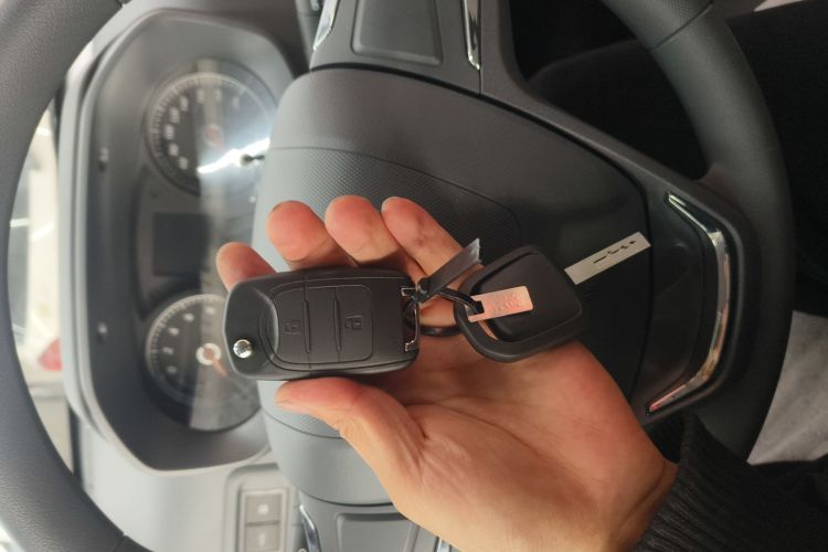 五菱汽车 五菱扬光 2025款 310KM 客车版宁德时代定制版中控内饰7001