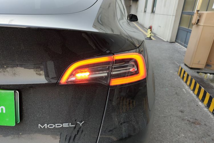 特斯拉 Model Y 2021款 标准续航后驱版车身外观9