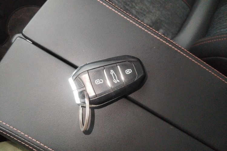 标致5008 2017款 350THP 7座精英版中控内饰11