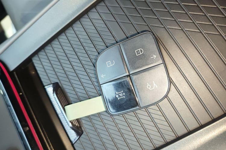 领克08 EM-P 2025款 220km 四驱性能Halo中控内饰7001