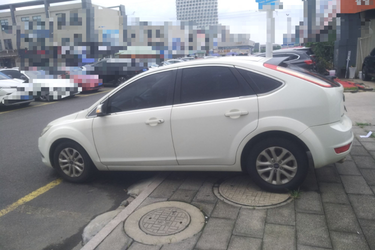 福特 福克斯 2013款 两厢经典 1.8L 自动基本型车身外观6003