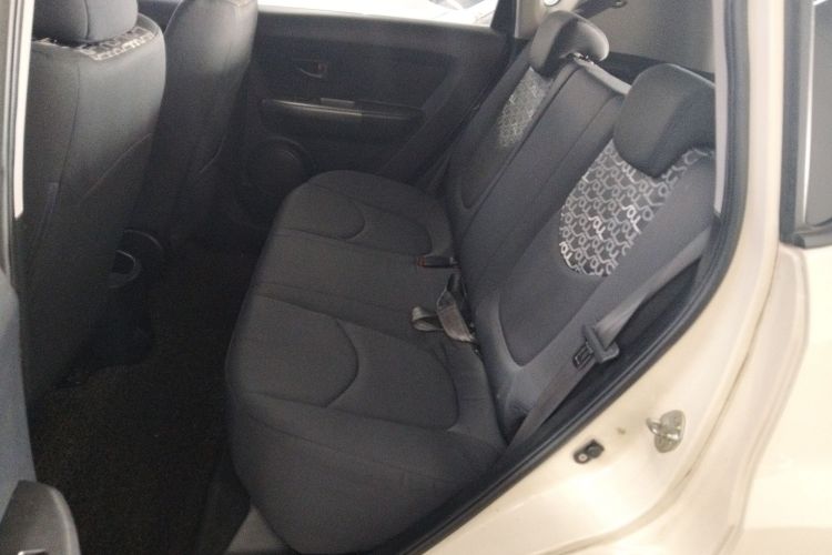 起亚 秀尔 2013款 1.6L AT GL中控内饰21