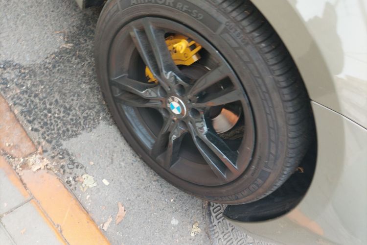 宝马3系GT 2017款 320i 时尚型车身外观10