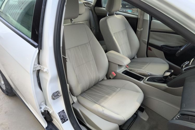 福特 福克斯 2015款 三厢 1.6L 自动舒适型局部细节41