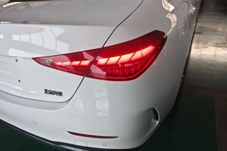 奔驰C级 2024款 改款 C 260 L 运动版车身外观9