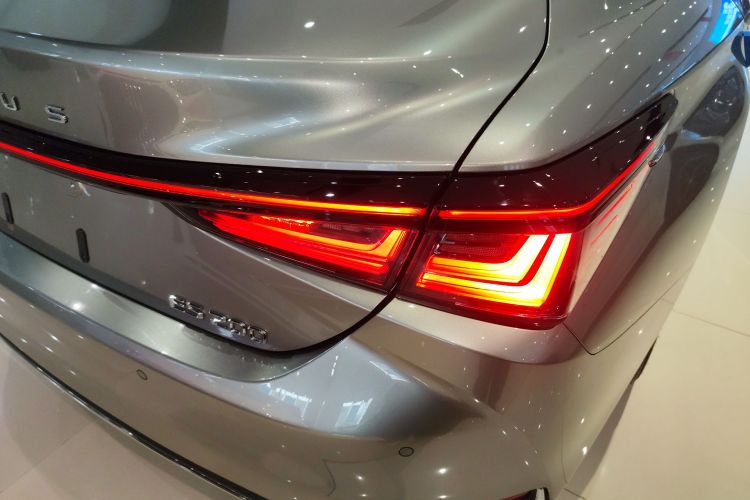 雷克萨斯ES 2025款 200 臻享版车身外观9