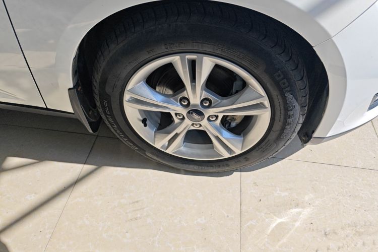 福特 福克斯 2015款 三厢 1.6L 自动舒适型车身外观10