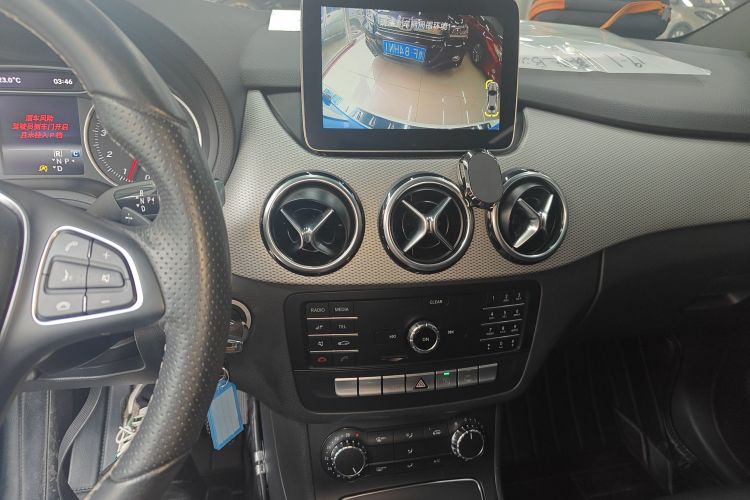 奔驰B级 2019款 B 200 动感型中控内饰16