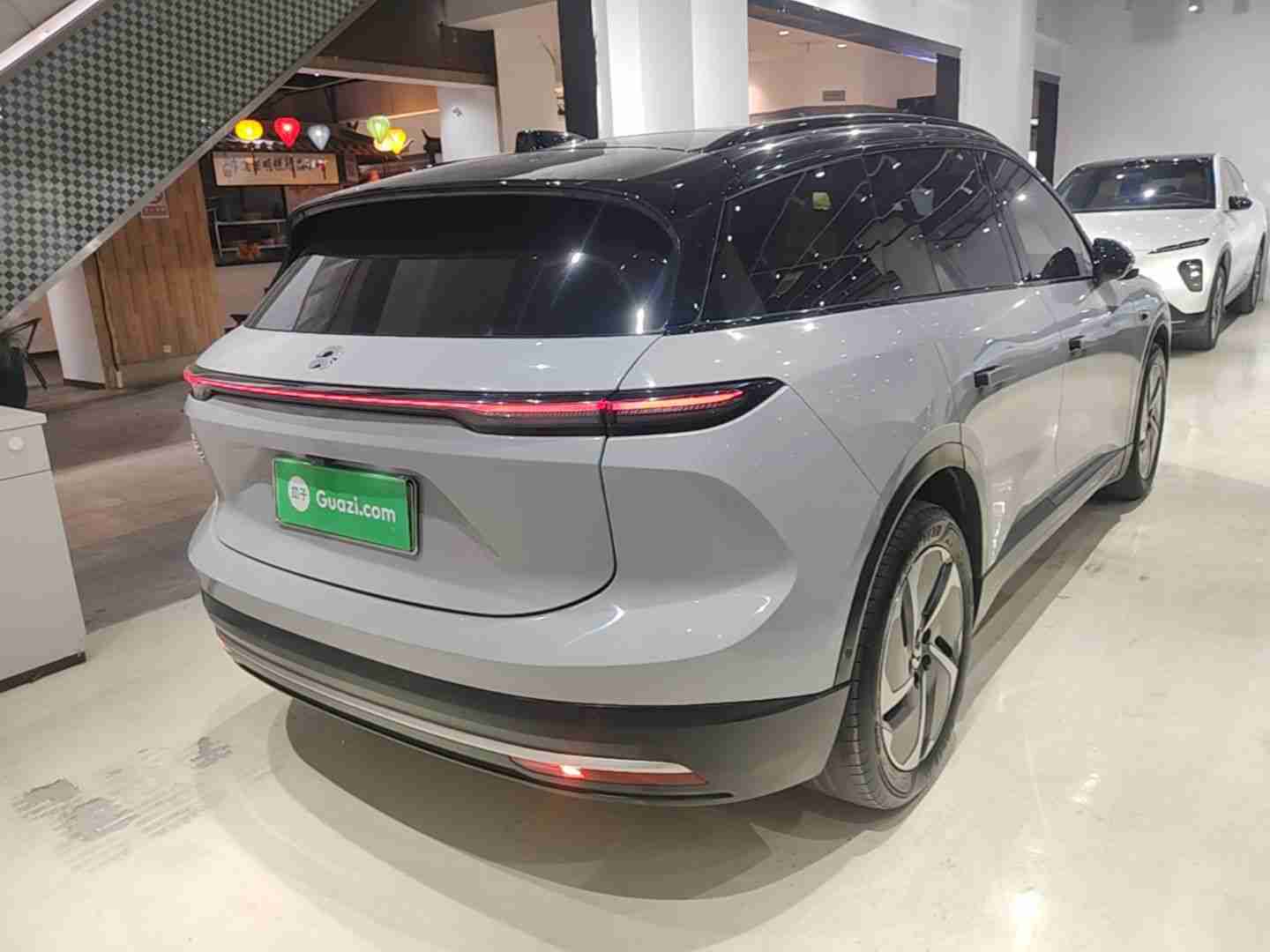 车辆右后45度外观展示