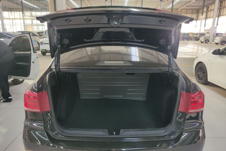 大众 桑塔纳 2018款 1.5L 手动风尚版机舱底盘23