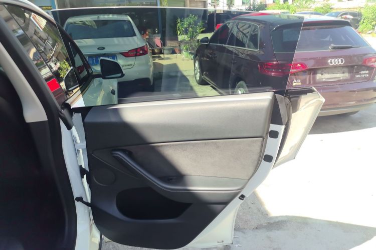 特斯拉 Model Y 2021款 长续航全轮驱动版中控内饰7003