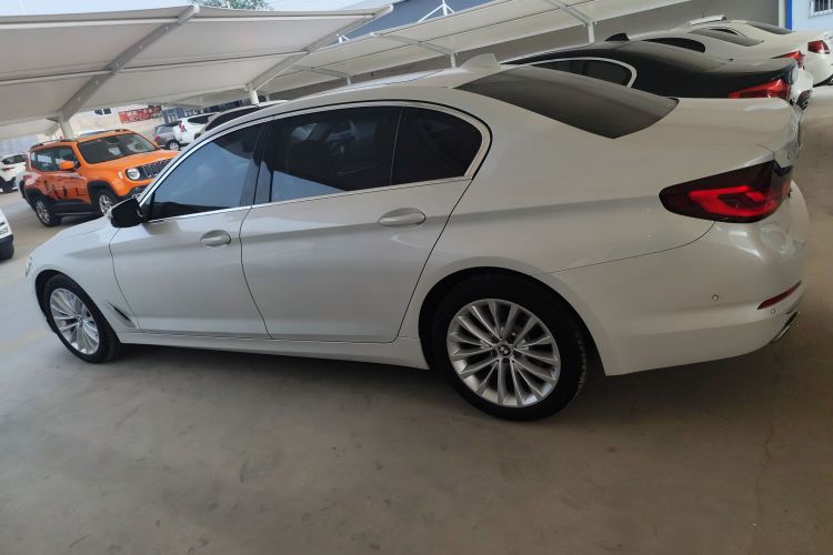 宝马5系 2019款 改款 530Li 领先型 豪华套装车身外观4