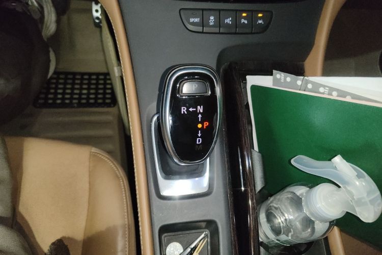 别克 君越 2016款 28T 豪华型中控内饰18