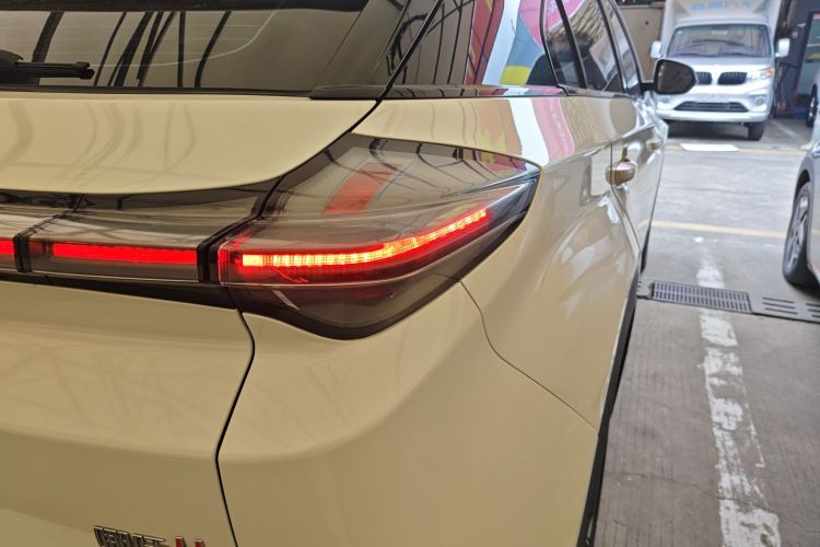 哪吒汽车 哪吒U 2021款 Pro 400 巡航版车身外观9