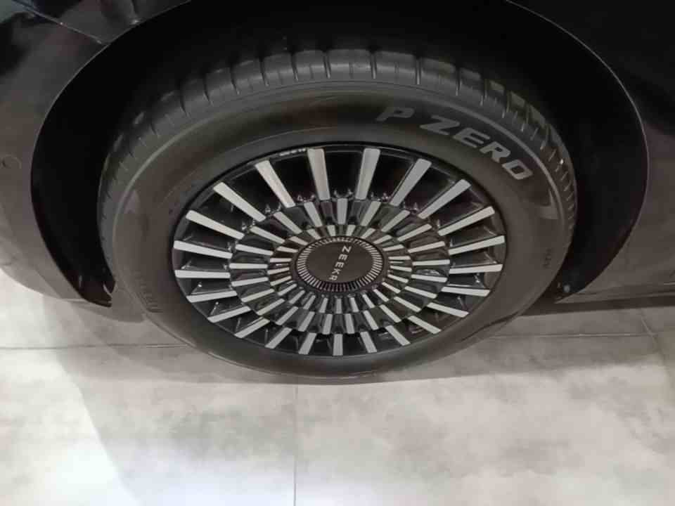 极氪009 2024款 七座过道版四驱 108kWh(2)