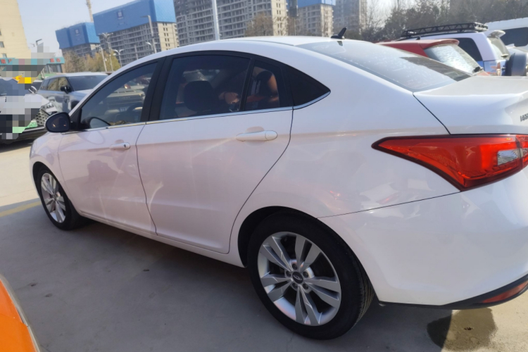 奇瑞 艾瑞泽5 2017款 1.5L CVT领潮版车身外观4