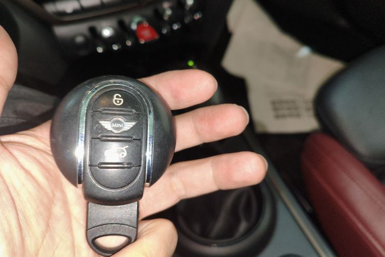 MINI Countryman 2017款 1.5T COOPER ALL4 非常假日版 辣椒红中控内饰7001