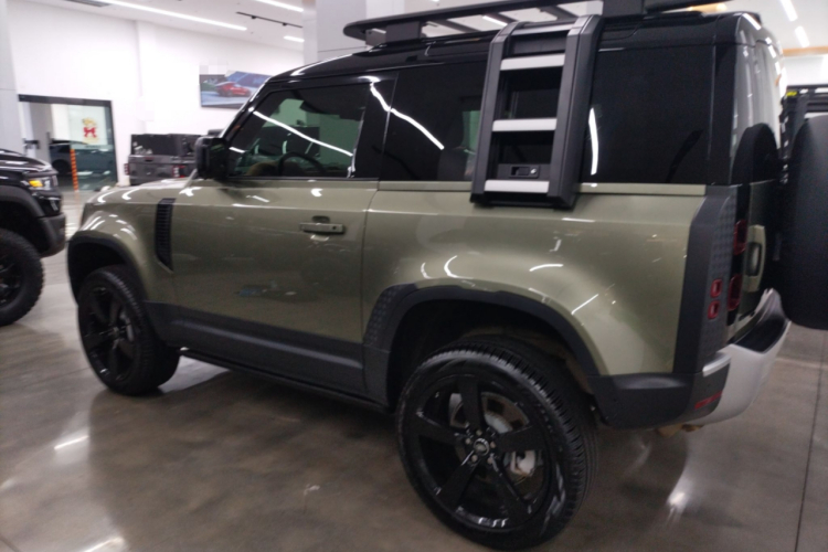 路虎卫士 2023款 90 3.0T P400 暗黑特别版车身外观4