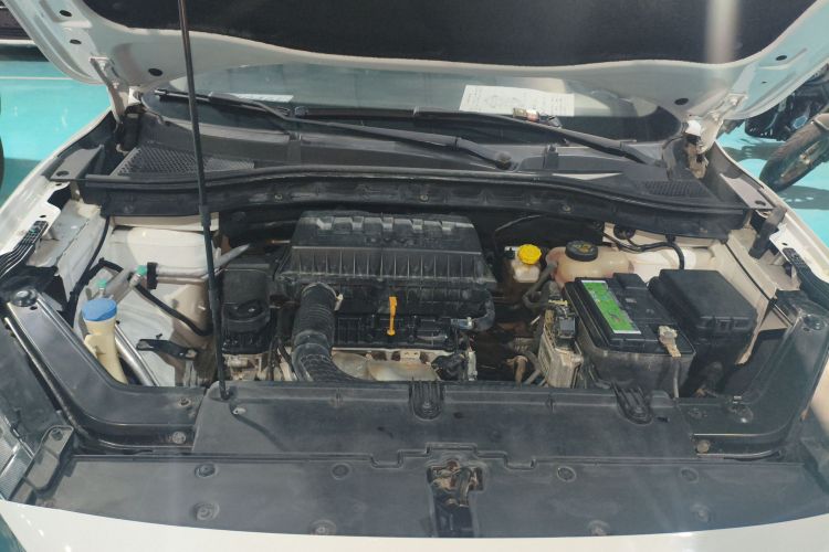 名爵ZS 2017款 1.5L 手动精英版机舱底盘24