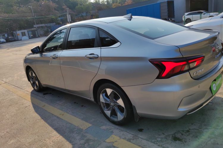 广汽传祺 传祺GA4 2018款 200T 自动尊享版车身外观4