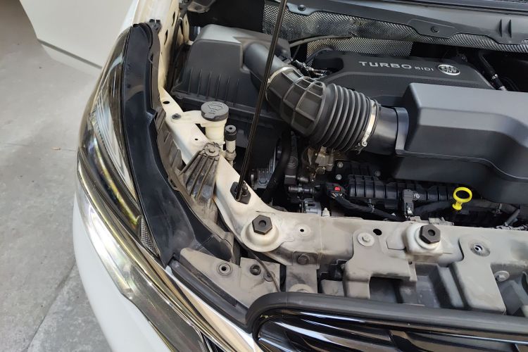 别克GL8 2020款 陆上公务舱 652T 豪华型机舱底盘25