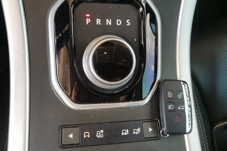 路虎 揽胜极光(进口) 2014款 2.0T 5门耀动版中控内饰18