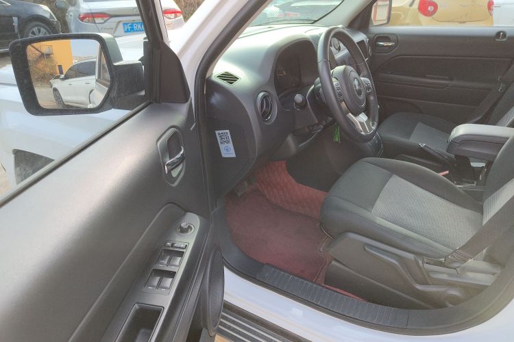 Jeep 自由客 2014款 2.0L 运动增强版中控内饰7003