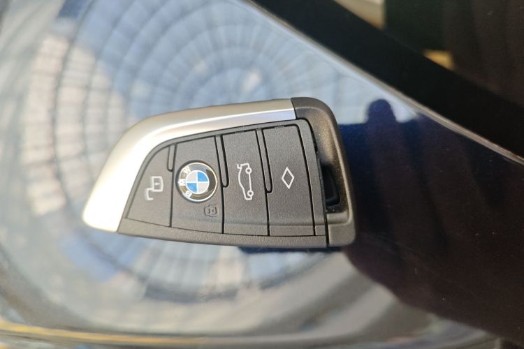 宝马3系 2025款 330Li M运动曜夜套装中控内饰7001