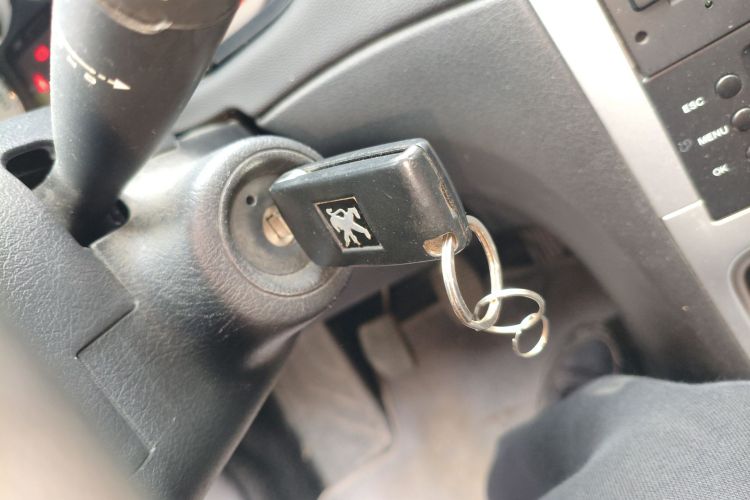 标致307 2013款 两厢 1.6L 手动舒适版中控内饰11