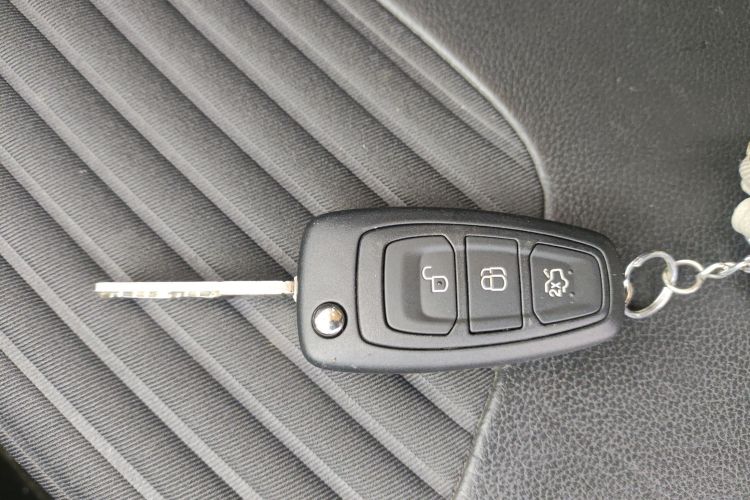 福特 福克斯 2017款 两厢 1.6L 自动风尚型智行版中控内饰7001