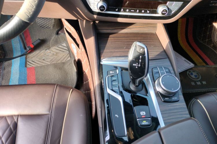 宝马5系 2019款 530Li 领先型 豪华套装中控内饰18