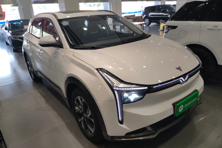 哪吒汽车 2022款 哪吒U-Ⅱ 610 三元锂车身外观3