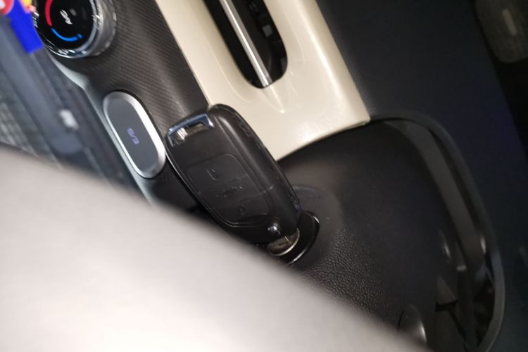 五菱汽车 五菱缤果 2023款 203km 轻享款中控内饰11