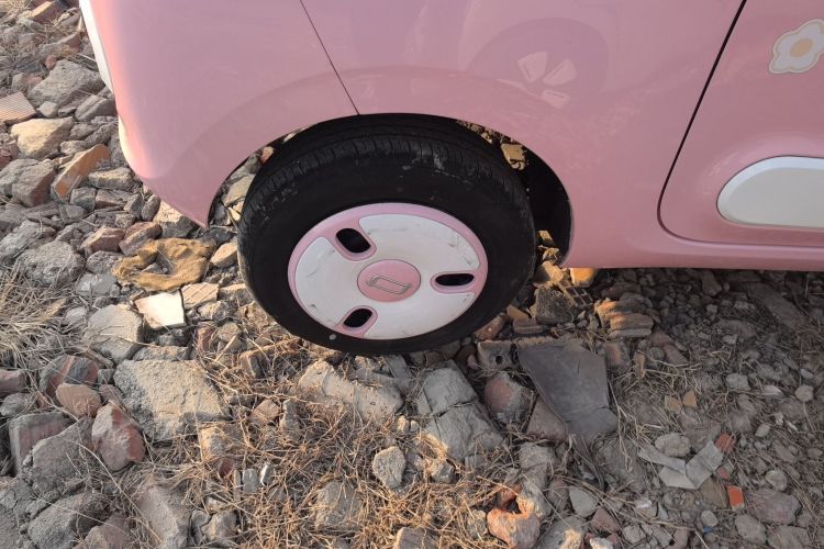 奔腾小马 2025款 222km 灵动马车身外观6008