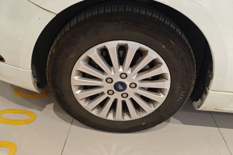 福特 福克斯 2013款 两厢经典 1.8L 自动时尚型车身外观6007